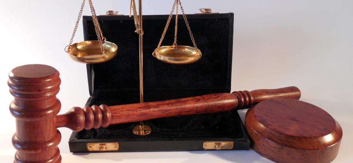 element dekoracyjny przedstawiający akcesoria prawnicze