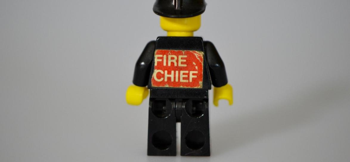 figurka przedstawiająca strażaka