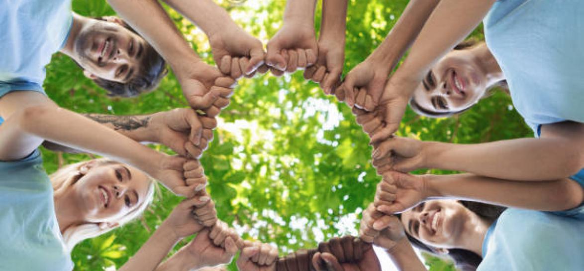 element dekoracyjny przedstawiający trzymające sie dłonie