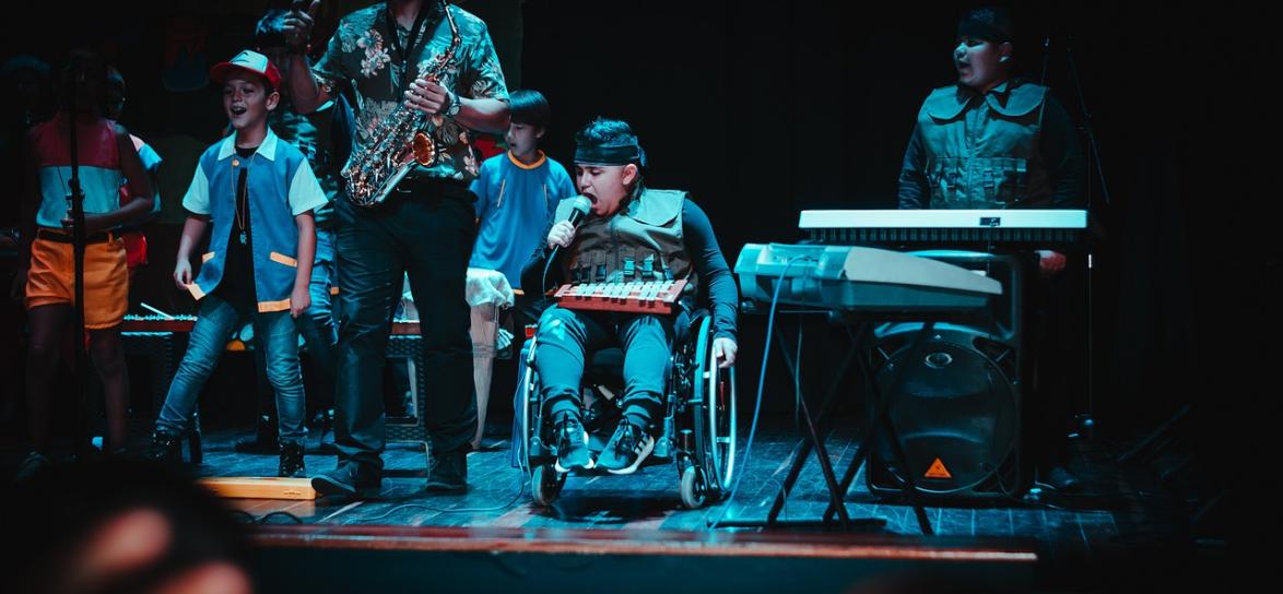 zdjęcie przedstawia aktorów na scenie