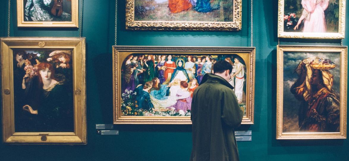 biały mężczyzna ogląda galerię 6 obrazów 