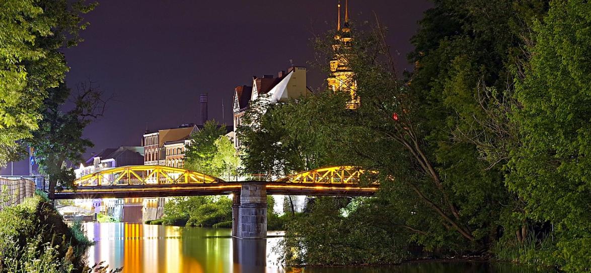 zdjęcie przedstawia żółty mostek nocą