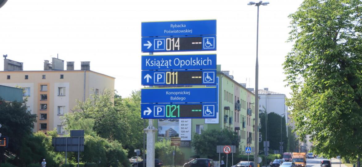 Zdjecie tablicy z informacją o iości miejsc postojowych