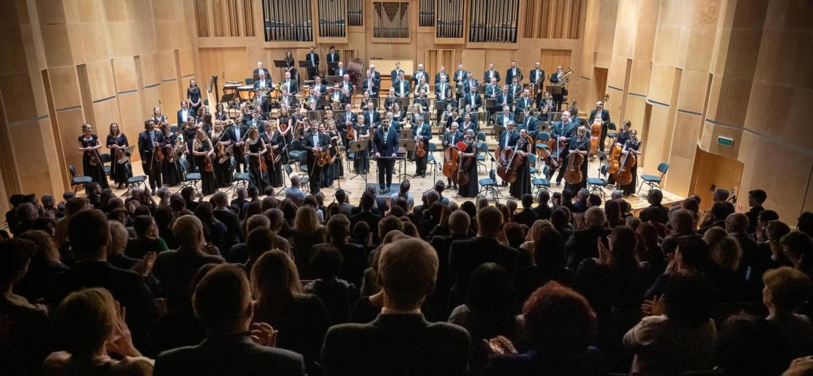 Widownia i zaespół w filharmonii