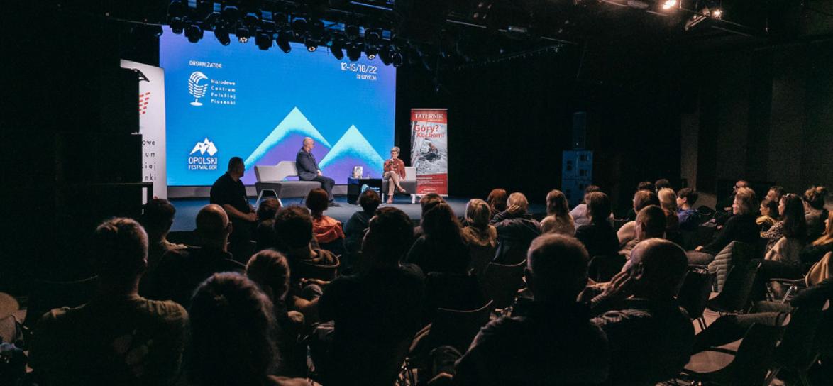 Zdjęcie grupy osób słuchającej przemówienia w sali