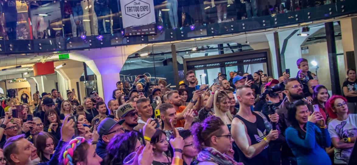 Duża grupa ludzi podczasTattoo Expo Opole