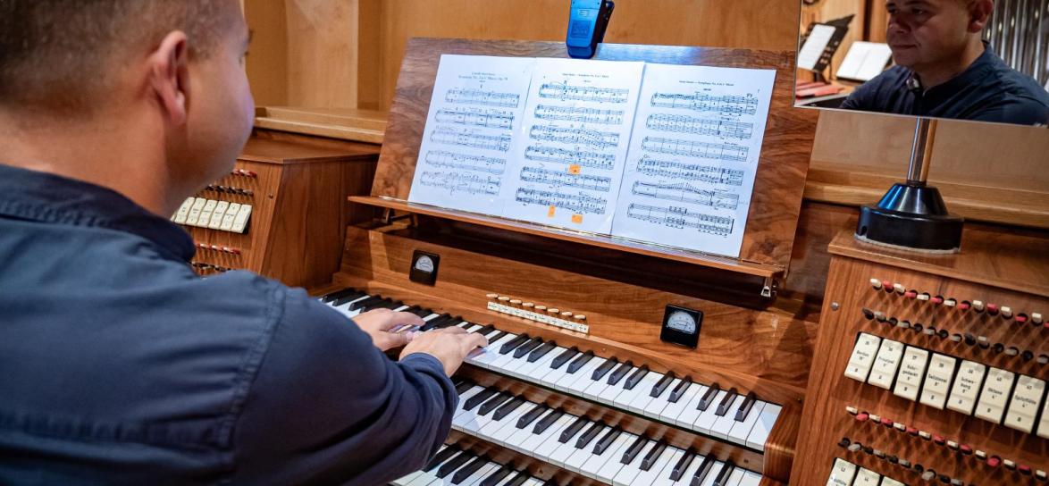 Osoba siedząca przy organach