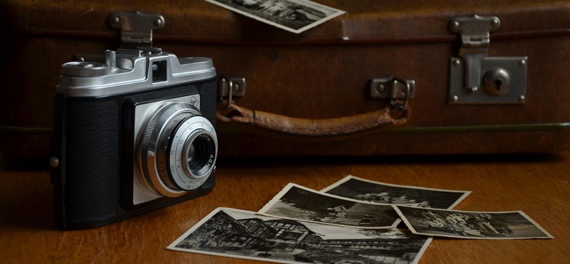 Aprarat fotograficzny na stole