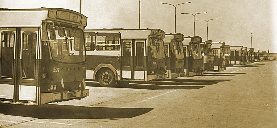 Archwialne zdjęcie przedstawiające autobusy miejskie w latach 80 XX