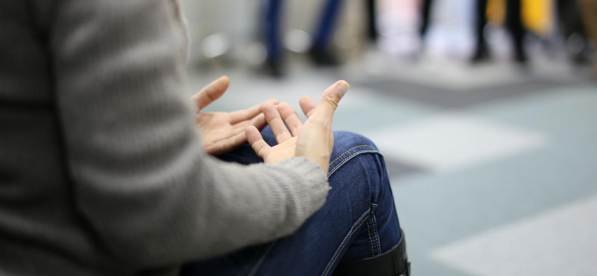 Człowiek z wyciągniętymi dłońmi