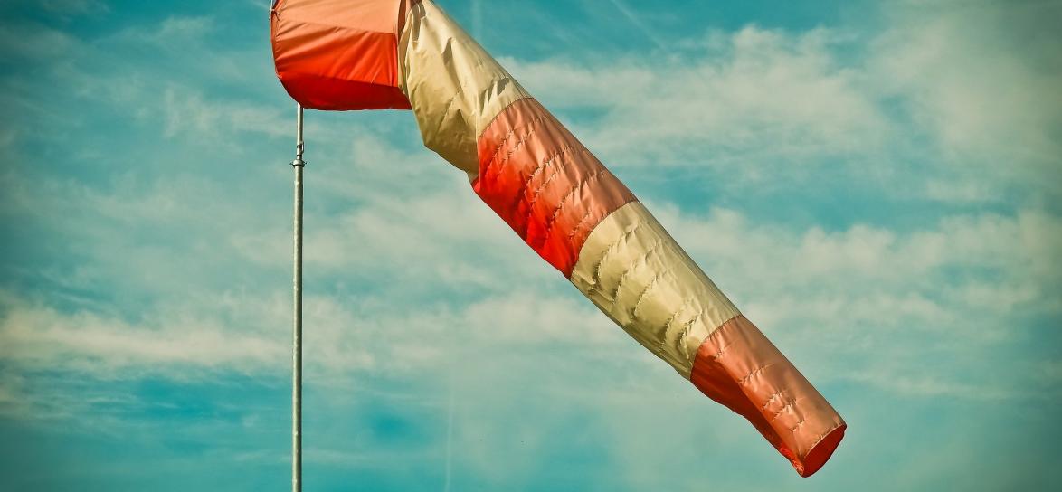Zdjęcie rękawa lotniczego poruszanego przez porywy wiatru.