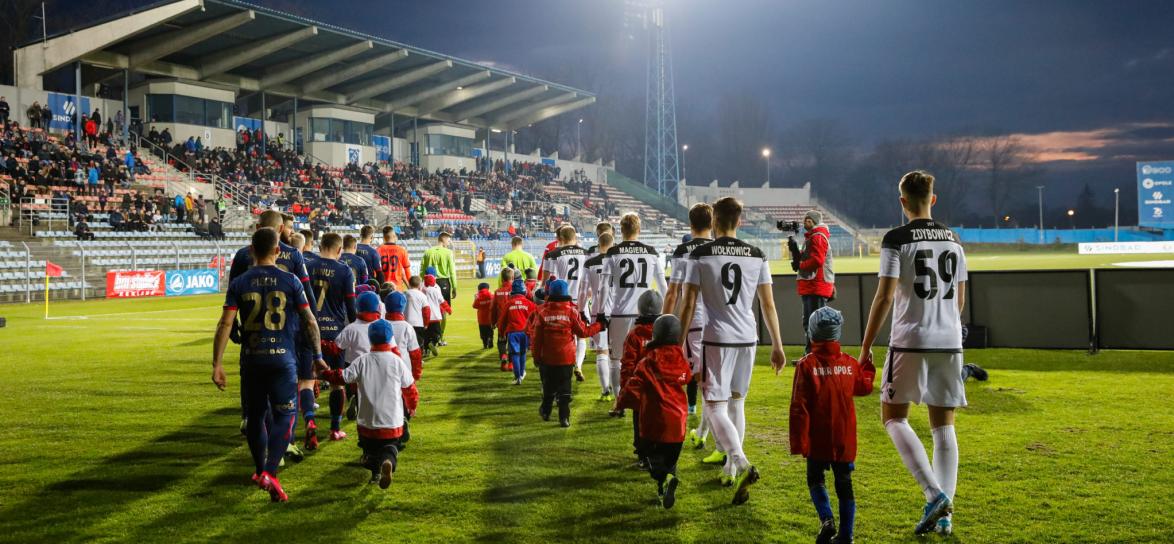 Piłkarze Odry Opole wychodzący do spotkania z GKS-em Bełchatów