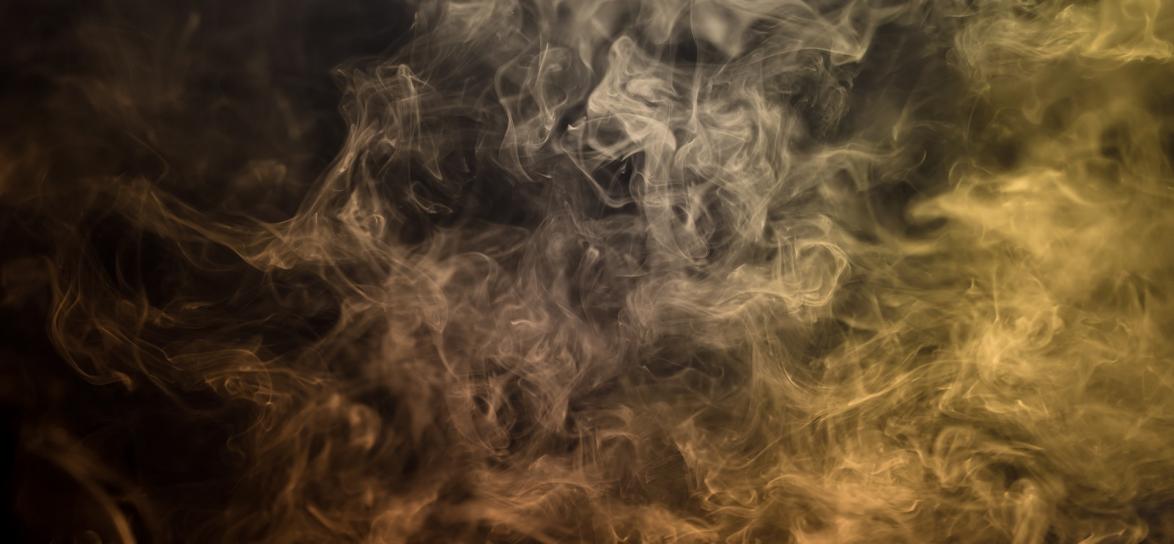Zdjęcie przedstawia dym