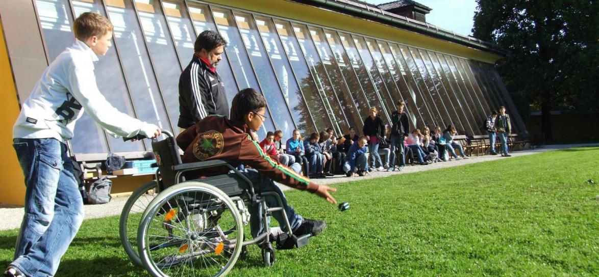 osoba niepełnosprawna na wózku