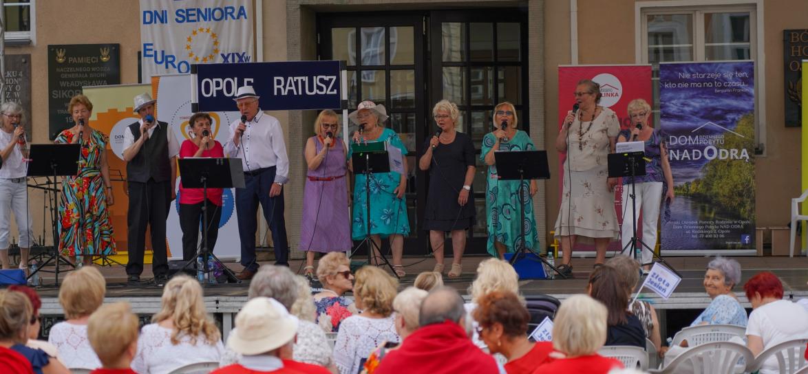 Seniorzy na Rynku w Opolu