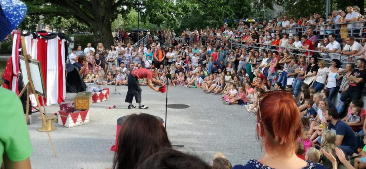 Zdjęcie dużej ilości osób obserwujących spektakl