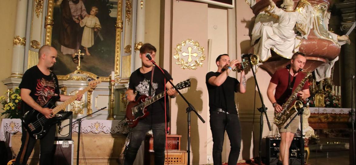 Zespół muzyczny na scenie