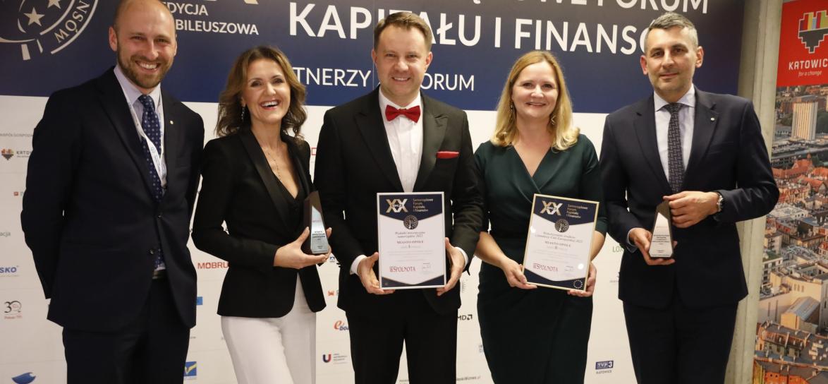 Zdjecie Prezydenta Miasta Opola wraz z zastępcami, skarbniczką, sekretarzem oraz przewodniczącyjm Rady Miasta Opola