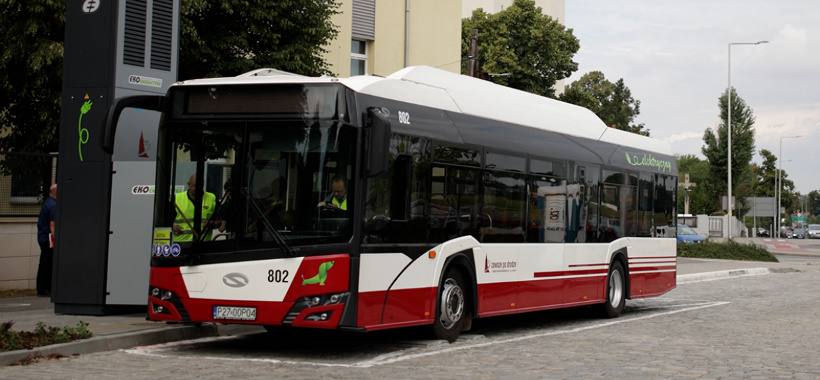 Autobus elektryczny w stacji ładowania