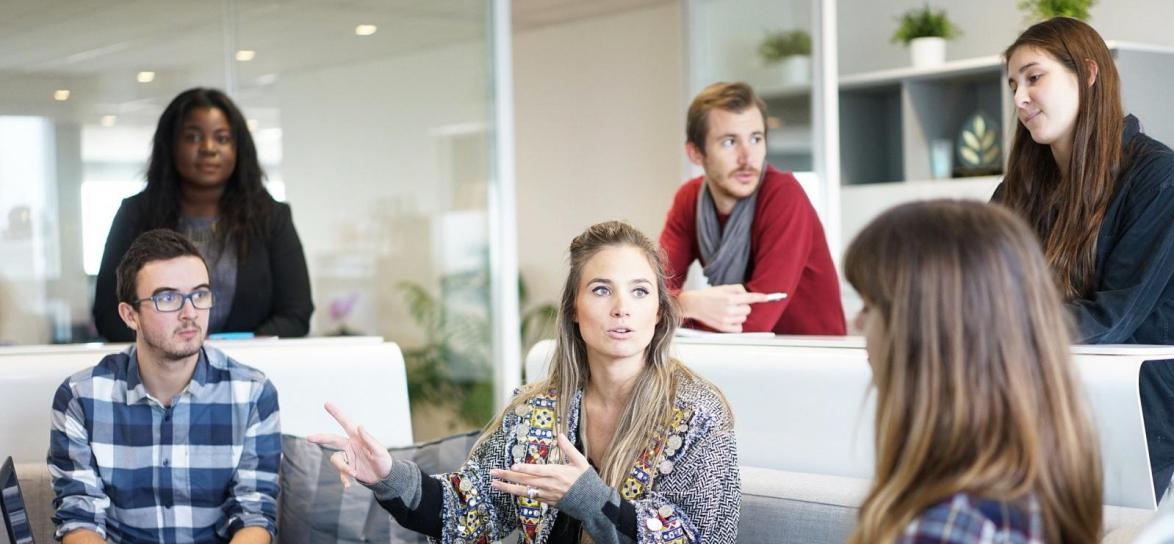 Ludzie rozmawiają ze sobą w biurze