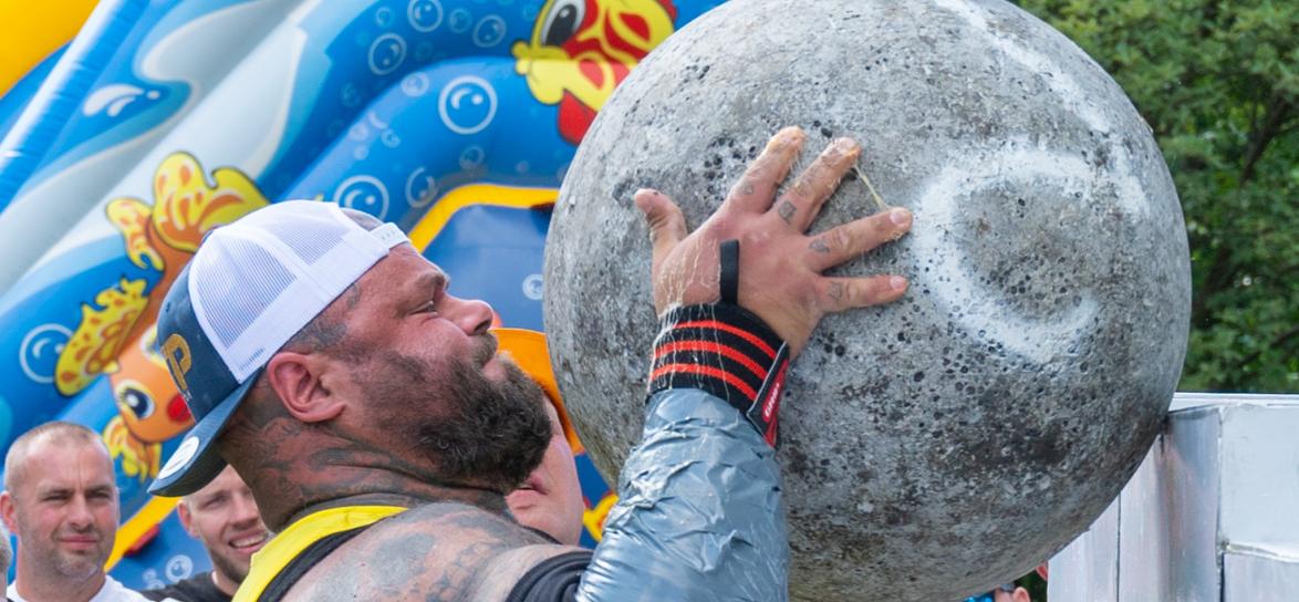 Siłacz podczas zawodów Strongmanów