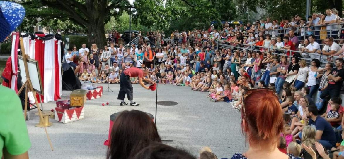 Artyści cyrkowi na stawku zamkowym