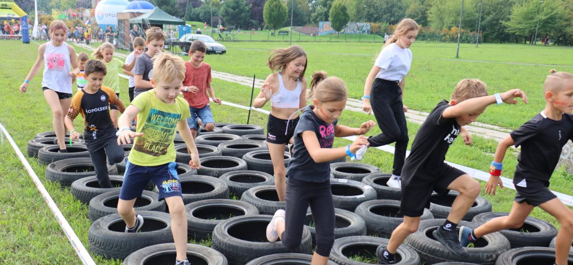 Zdjęcie dzieci biegnących podczas Extreme Run Kids