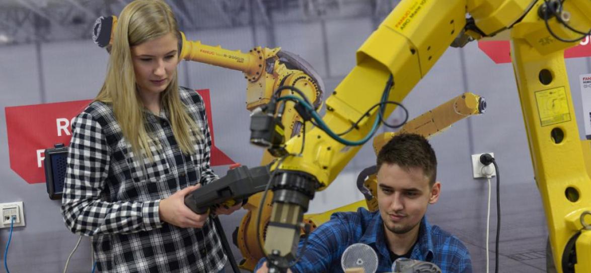 Studenci w pracowni robotycznej