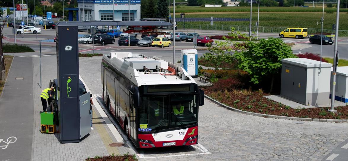 autobus elektryczny mzk opole w zajezdni