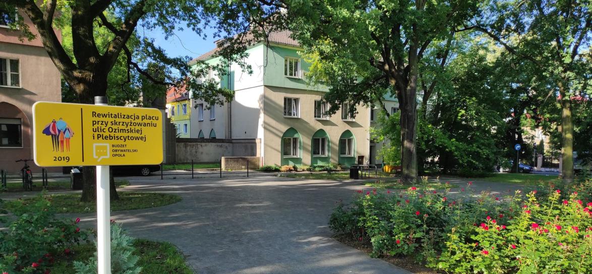 Plac z tablicą budżetu obywatelskiego