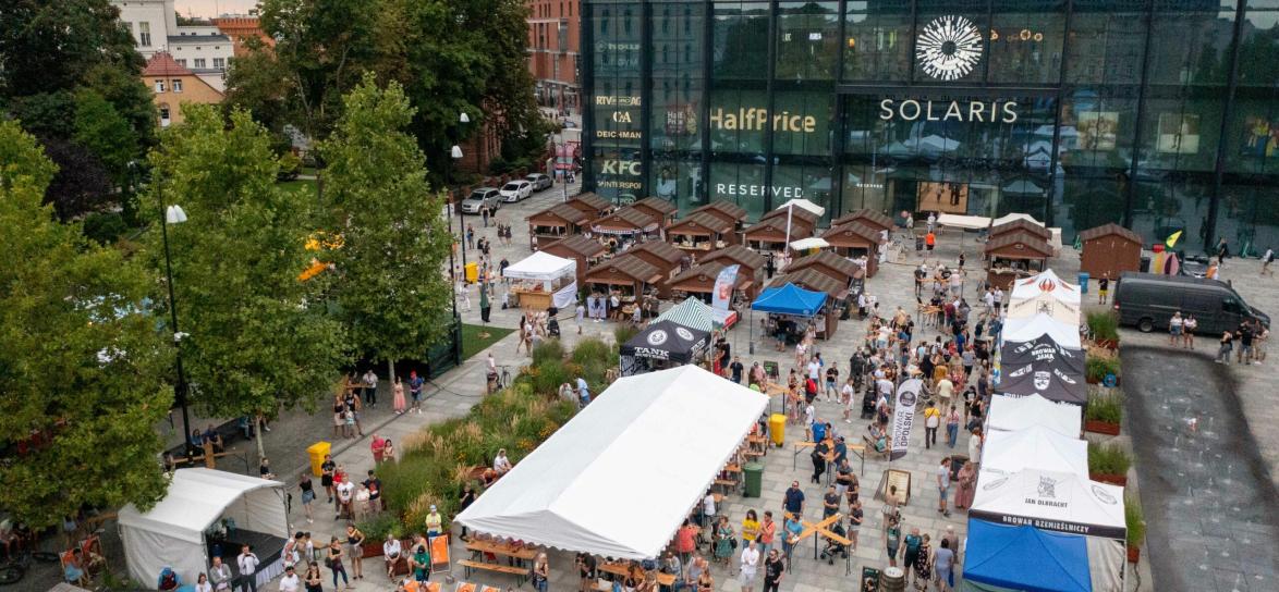 zdjęcie z lotu ptaka na pla kopernika podczas festiwalu opolskich smaków