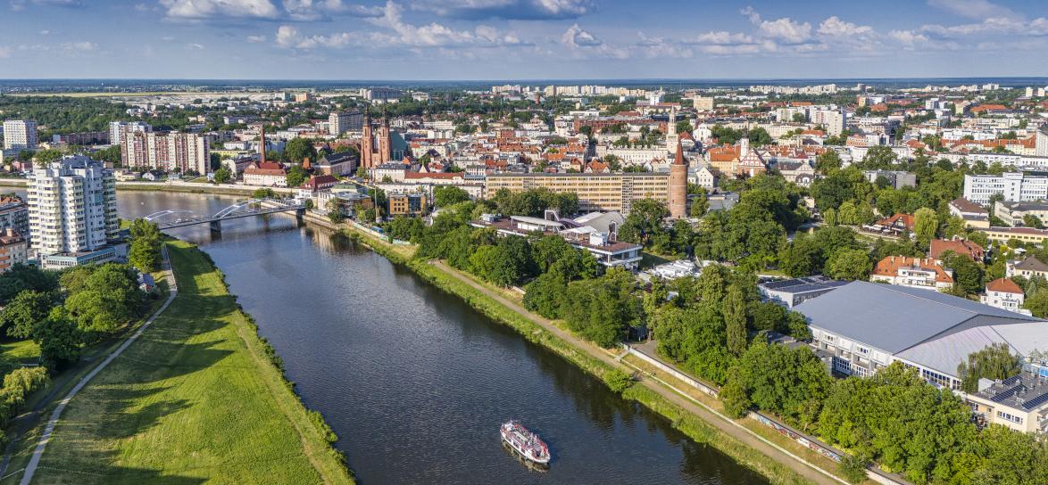 zdjęcie z lotu ptaka, widok na Odrę i miasto Opole