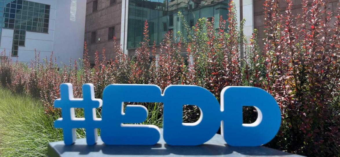 literki EDD w tle filharmonia opolska