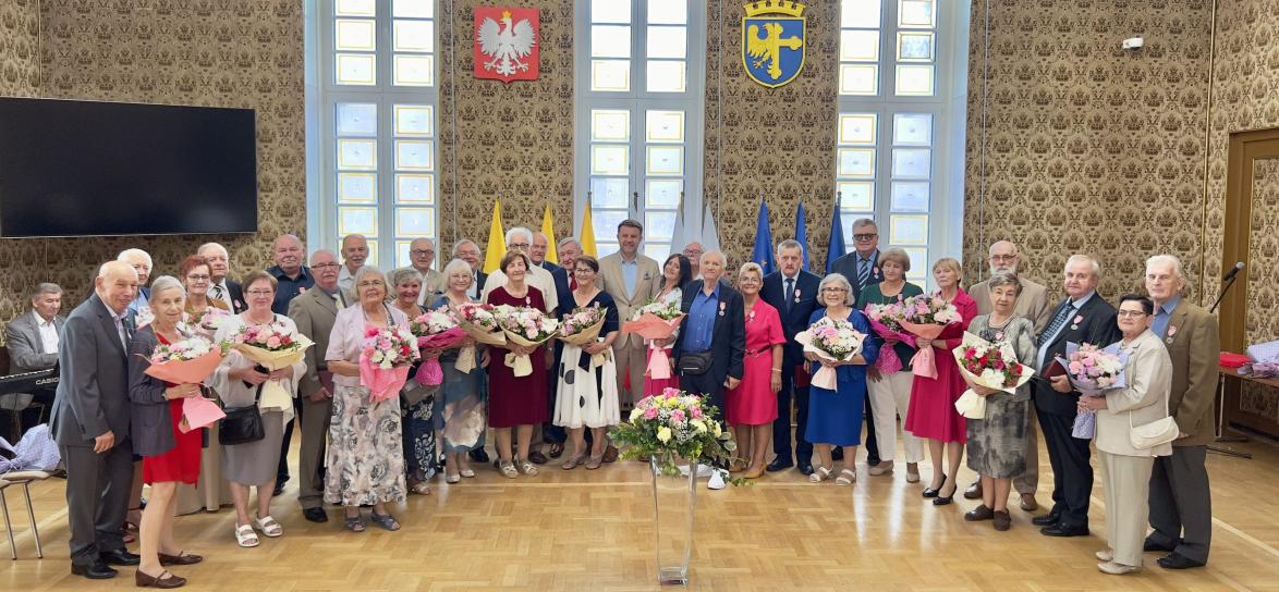 zdjęcie przedstawiające uczestników jubileuszu złote gody w opolskim ratuszu