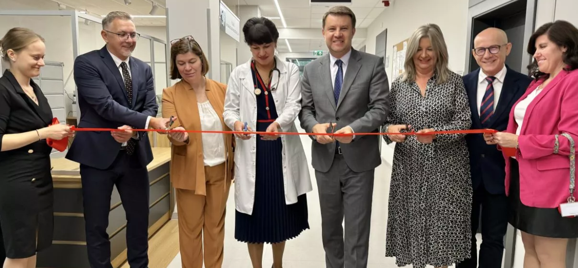 zdjęcie przedstawiające uroczyste otwarcie przychodni i przecinanie wstęgi