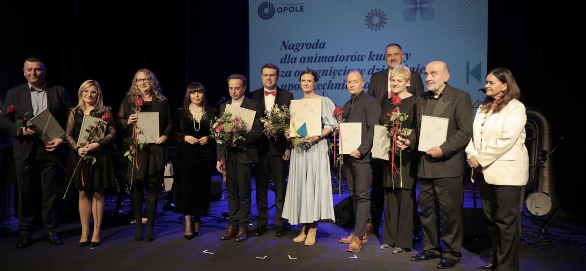 zdjęcie grupowe laureatów nagród w kulturze