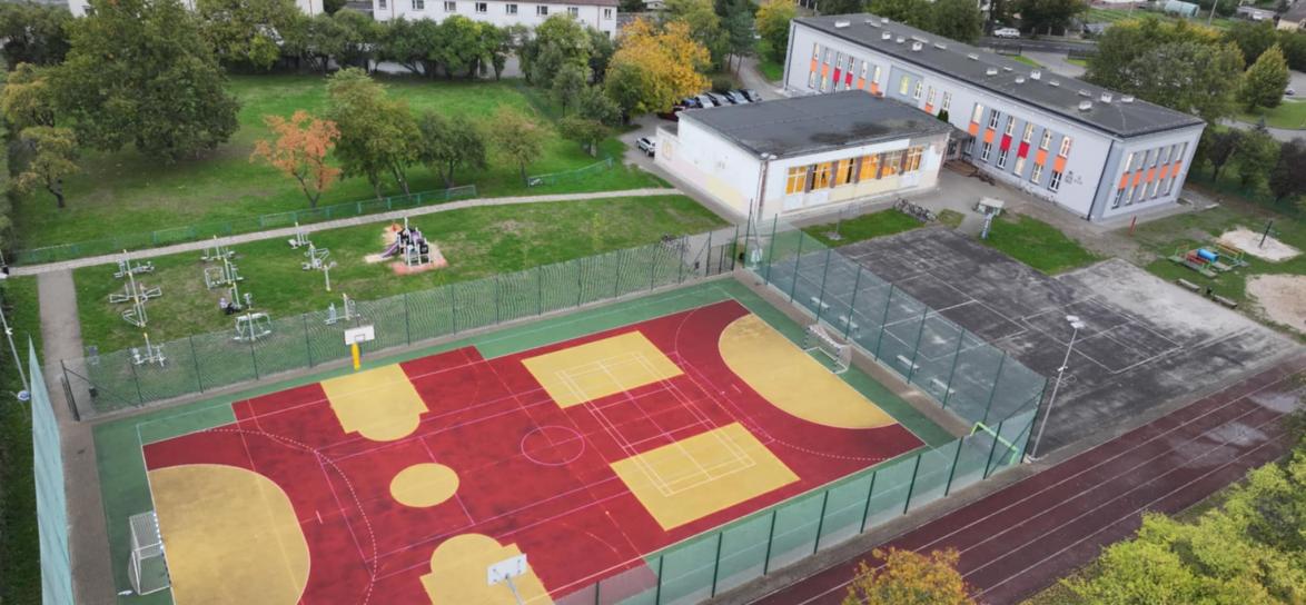 Boisko szkolne z lotu ptaka
