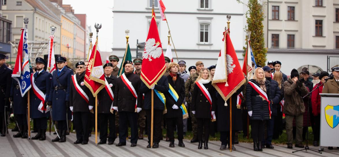 poczty sztandarowe podczas święta Niepodległości