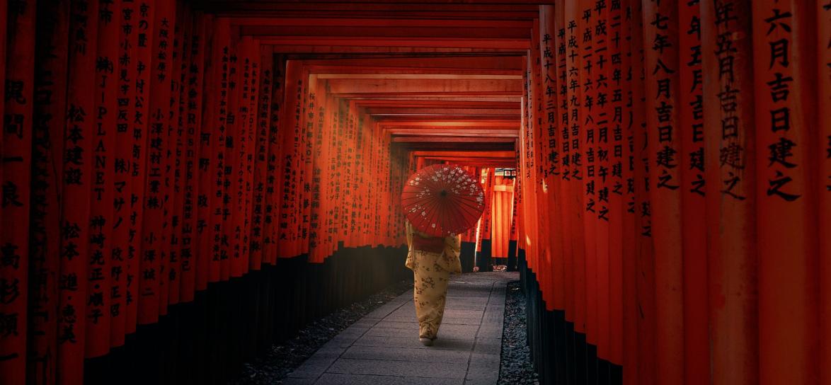 kobieta w japońskim kimono z parasolką, idąca tyłem, fot. pixabay.pl