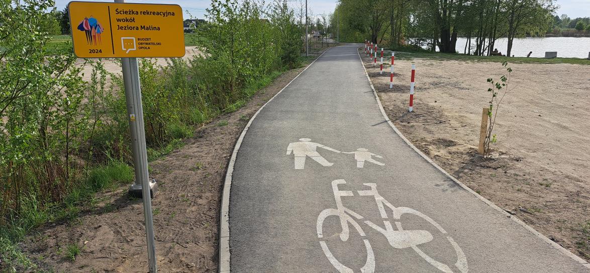 ścieżka rowerowa z tablicą o budżecie