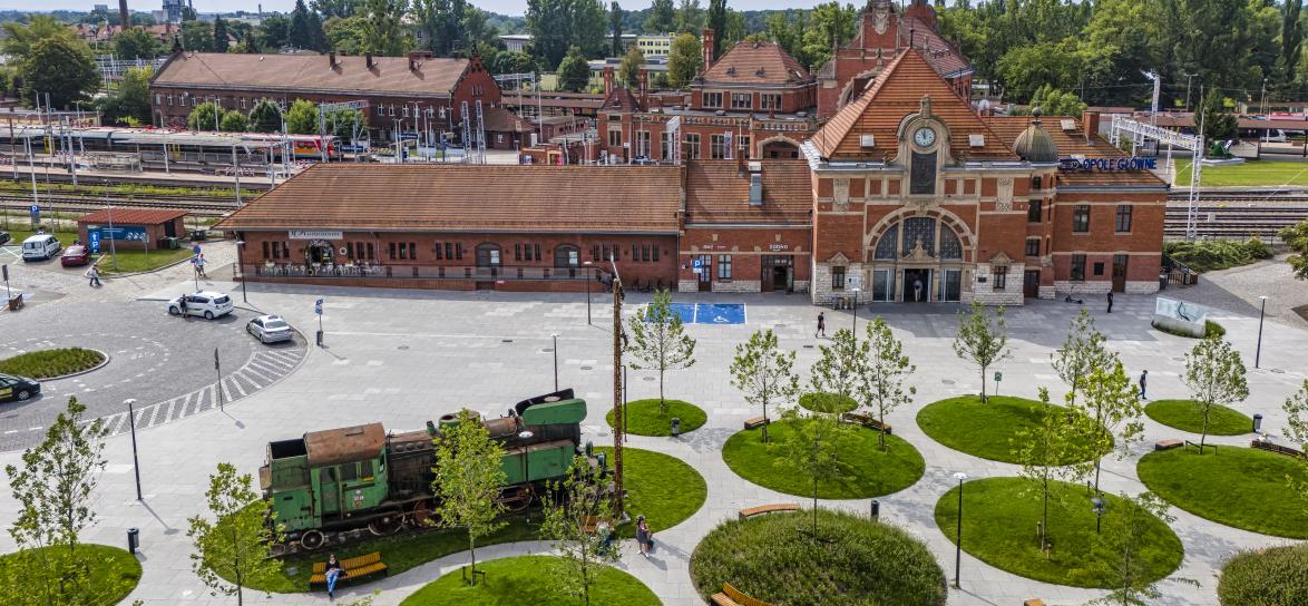 zdjęcie z lotu ptaka na dworzec PKP ze stojącą ciuchcią