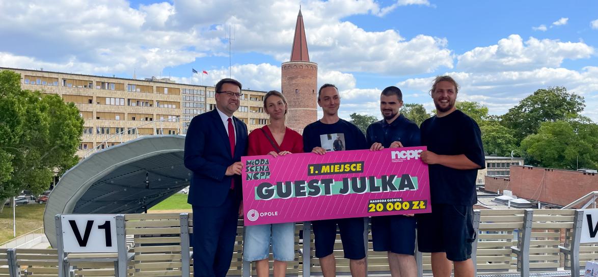 zdjęcie z wręcznie czeku