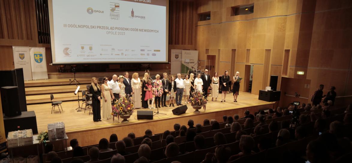 Finałowa piętnastka III Ogólnopolskiego Przeglądu Piosenki Osób Niewidomych – Opole 2023, fot. Monika Nowojska 
