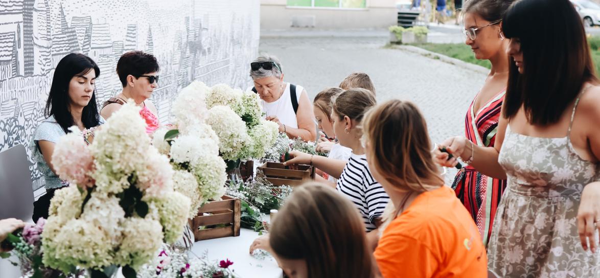 zdjęcie podczas plecenia wianków