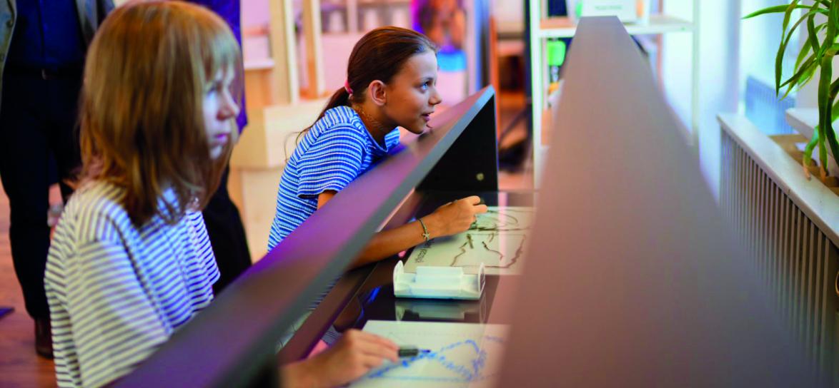 uczniowie podczas zabawy w centrum SOWA