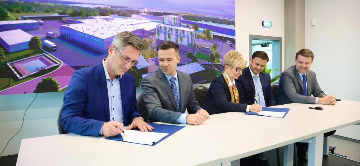 partnerzy po podpisaniu umowy