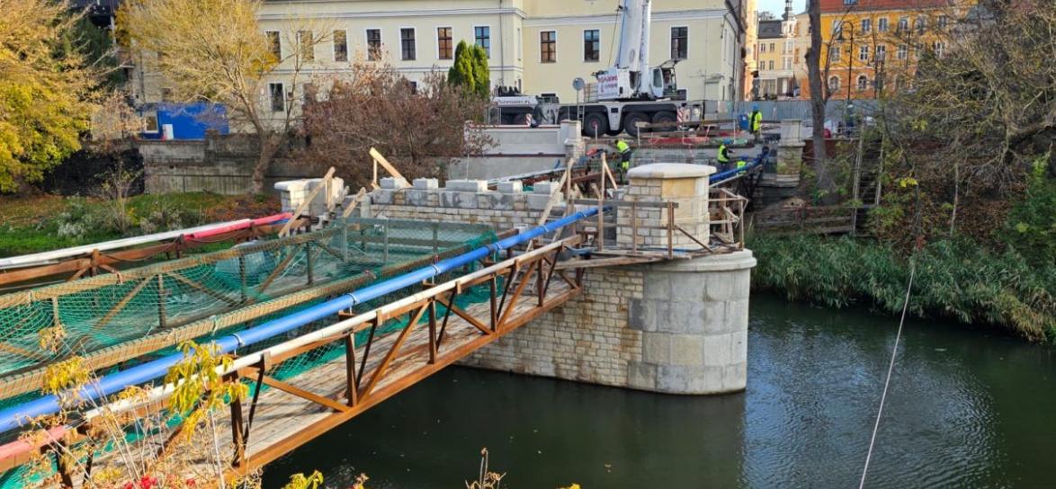 zdjęcie montowanego mostu zamkowego