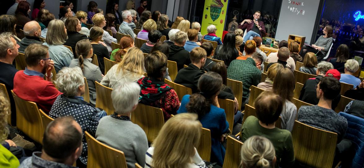 publiczność podczas spotkania w bibliotece