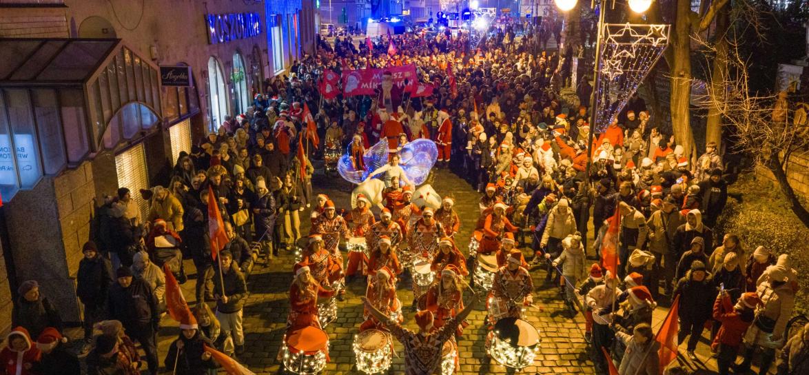 zdjęcie pochodu podczas marszu mikołajów