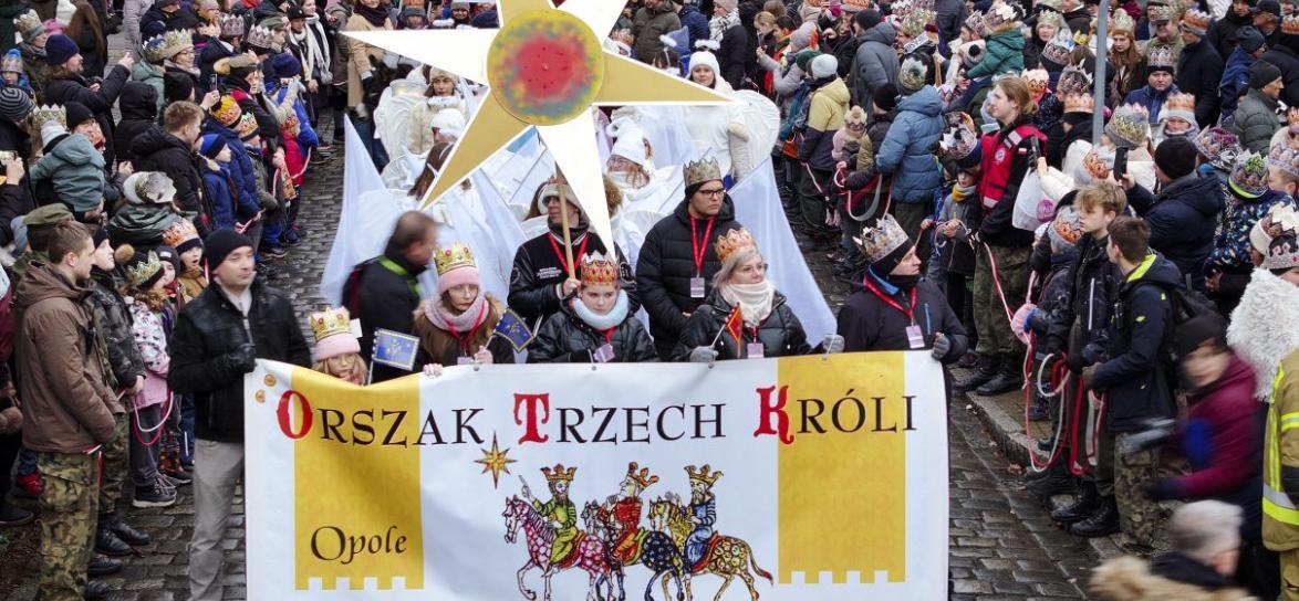 zdjęcie przedstawiające orszak trzech króli podczas przemarszu ulicami Opola